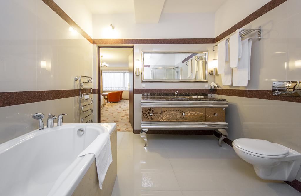 Hotel Golebiewski วีสวา ภายนอก รูปภาพ